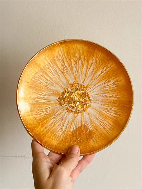 Prato de resina com pigmento dourado